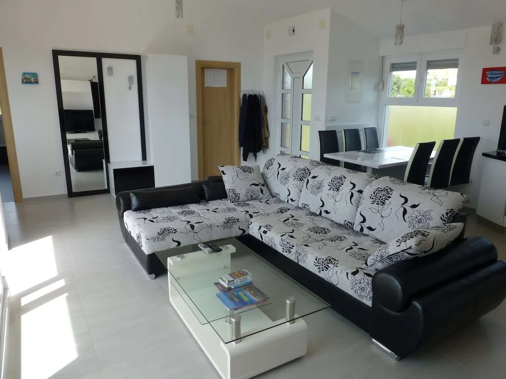 Nice Apartment With Shared Swimming Pool Near the Beach and Trogir