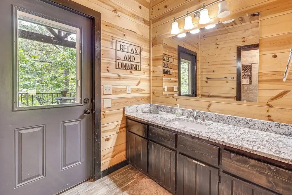 Cabin w/ Hot Tub & Deck: 5 Mi to Broken Bow Lake