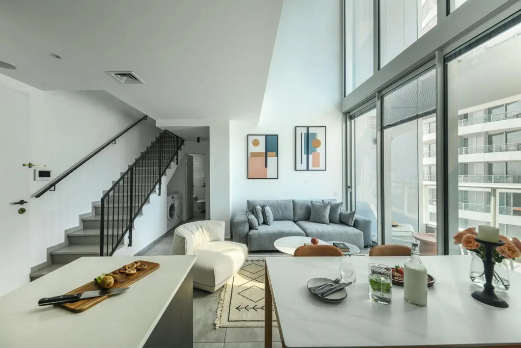High-rise 3 bedroom Apartment with Balcony