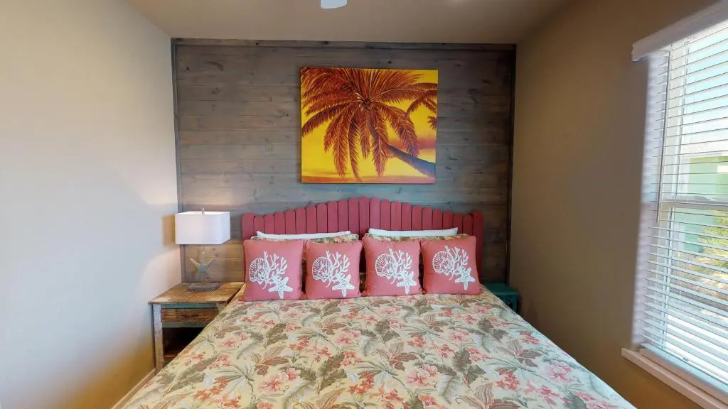 OV23 House on Stilts with Beachy Decor, Located near Beach, Balcony, Shared Pool