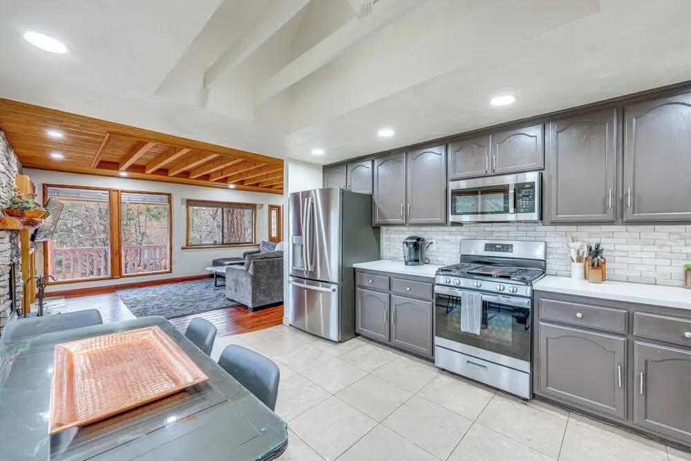Renovated Moonridge Cabin w/ Hot Tub & Lake Views