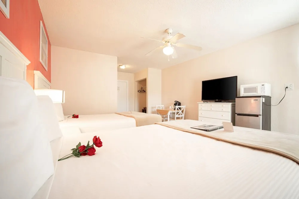 Island Sun Inn & Suites - Historic Venice & Beach Getaway