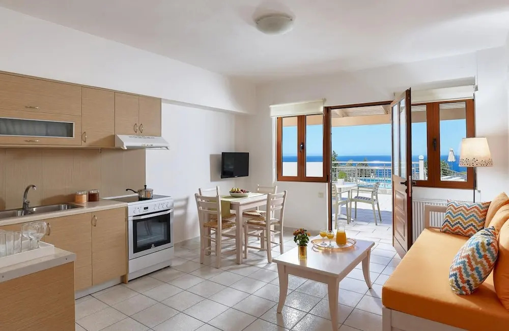 Cozy Pool Front Apartment With sea View Helios RU