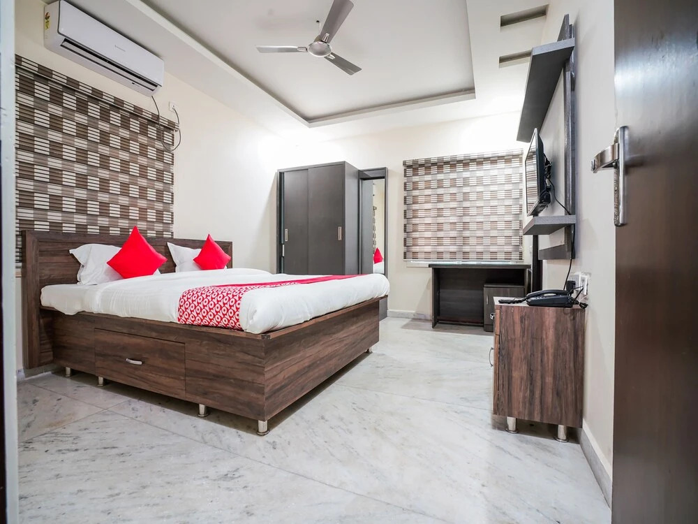 Oyo 22445 Lakshmi Residency