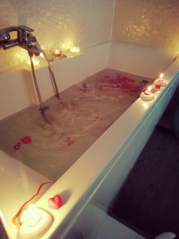 Large View & Jacuzzi