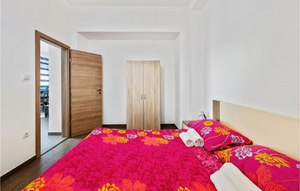 Awesome Home In Razanj