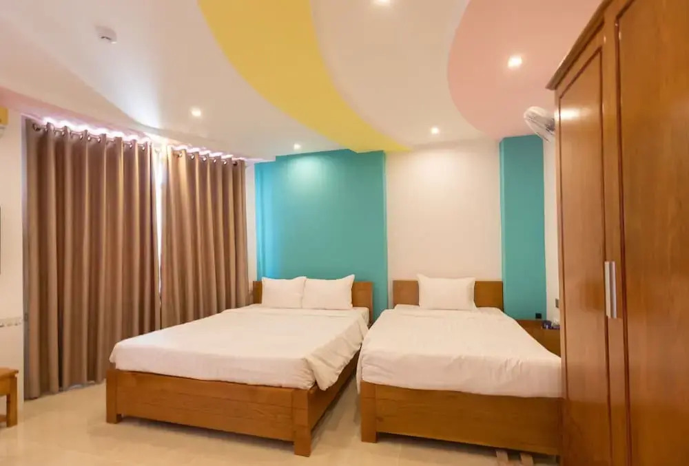 26 Topaz Hotel