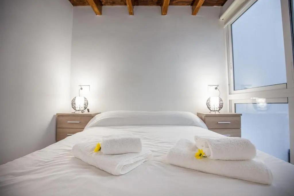 Pasaje Amores Iz. · Tranquilidad Y Vida Cultural En Centro Sevilla 4px