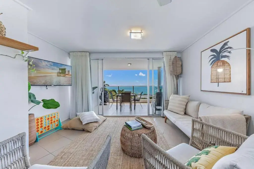 Three B Airlie 2 bedroom unit Seaviews & Pool