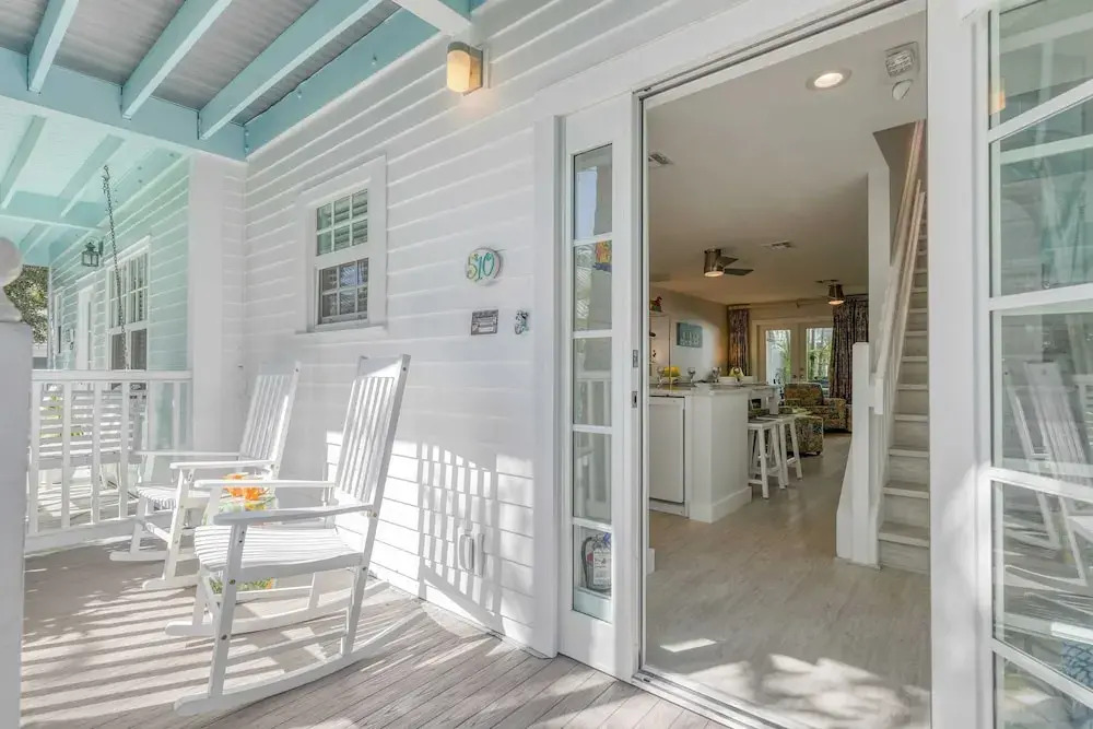 Bahamian Reed by Avantstay Walk to Everything! w/ Community Pool Month Long Stays Only