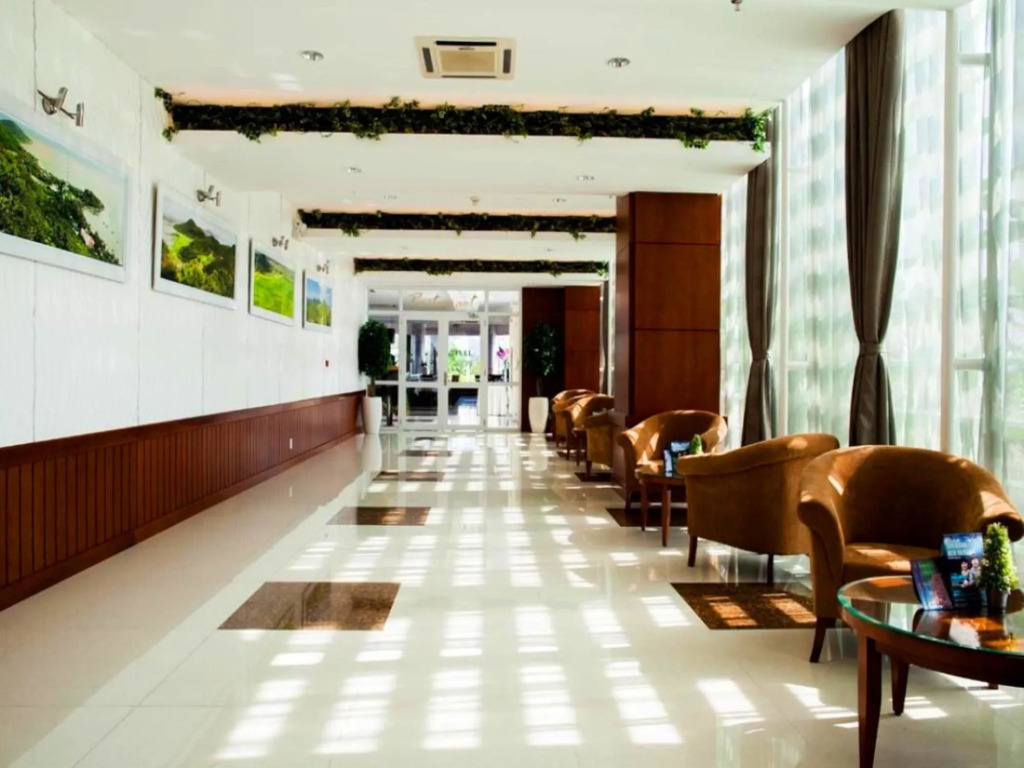 River Hotel