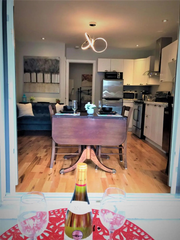 Ottawa Downtown Executive Apartment Retreat with Private Balcony near Bank Street - Sleep Max 2