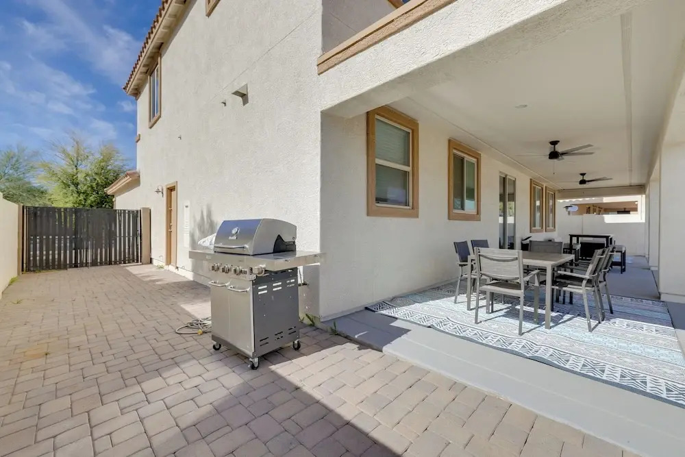 Pool, Fire Pit: Luxe Family Home in Goodyear