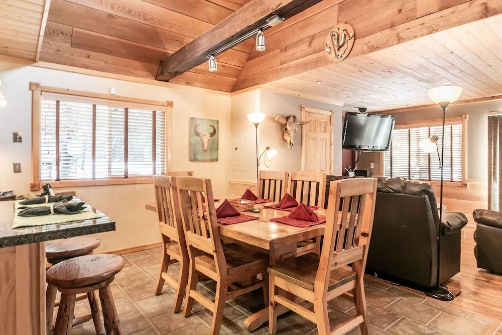 Log Hauler Haus Apartment 3 NW Comfy Cabins
