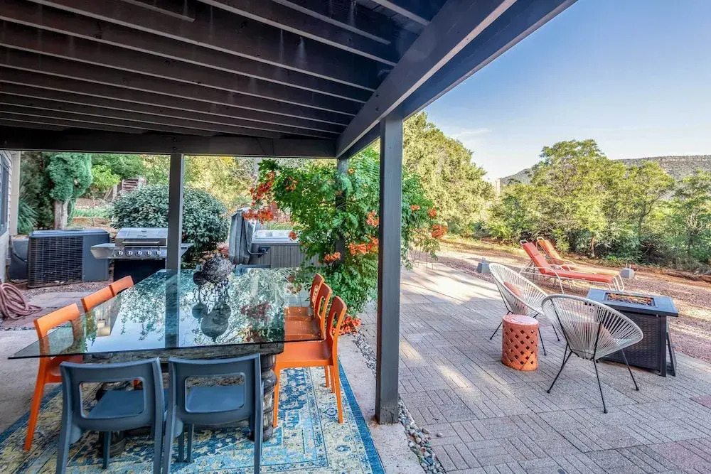 Outdoor Entertaining Space: Seonda Mtn-view Home