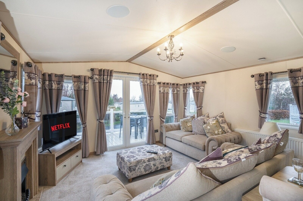 Luxury Family Lodge -sleeps 6 -golf-beach-starlink