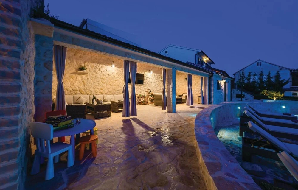 Beautiful Home in Dubrava With Wifi and 6 Bedrooms