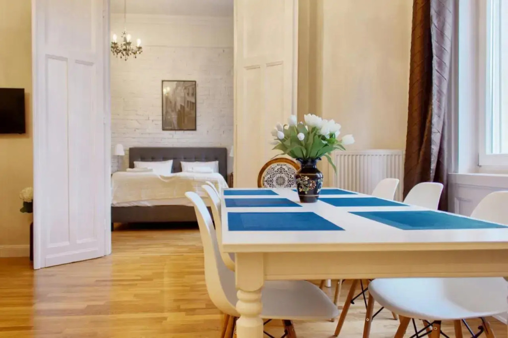 4BR , 3BHR with AC at the OPERA