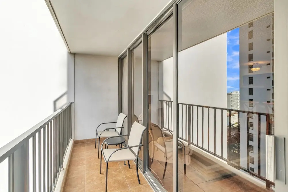 19th Floor Condo with Lanai & Sea Views - FREE Parking!
