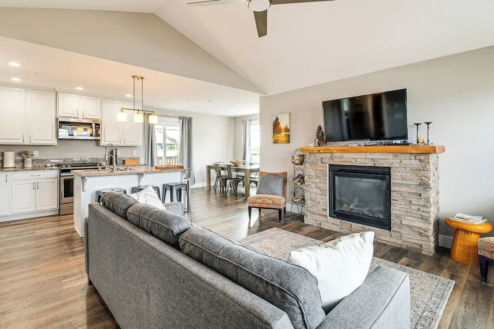 Modern Ocean Shores Home, 2 Mi to Beach!