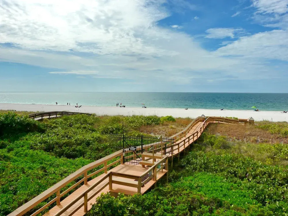 Stylish beachfront condo with spa/pool and ocean views