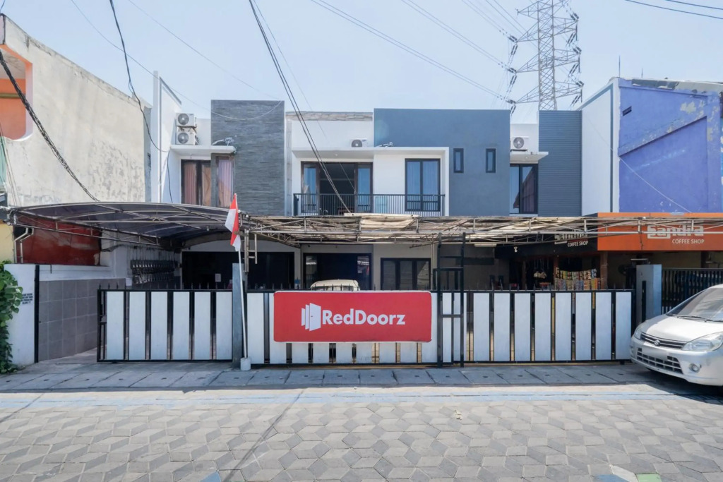 RedDoorz At Nginden Surabaya