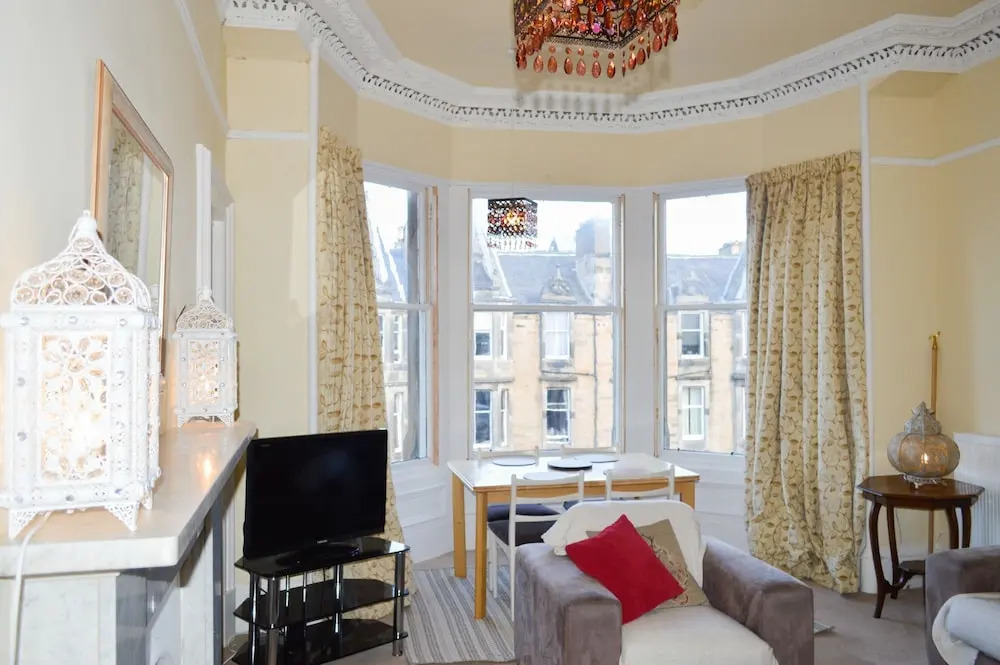 Spacious 4 Bedroom Apartment in Edinburgh