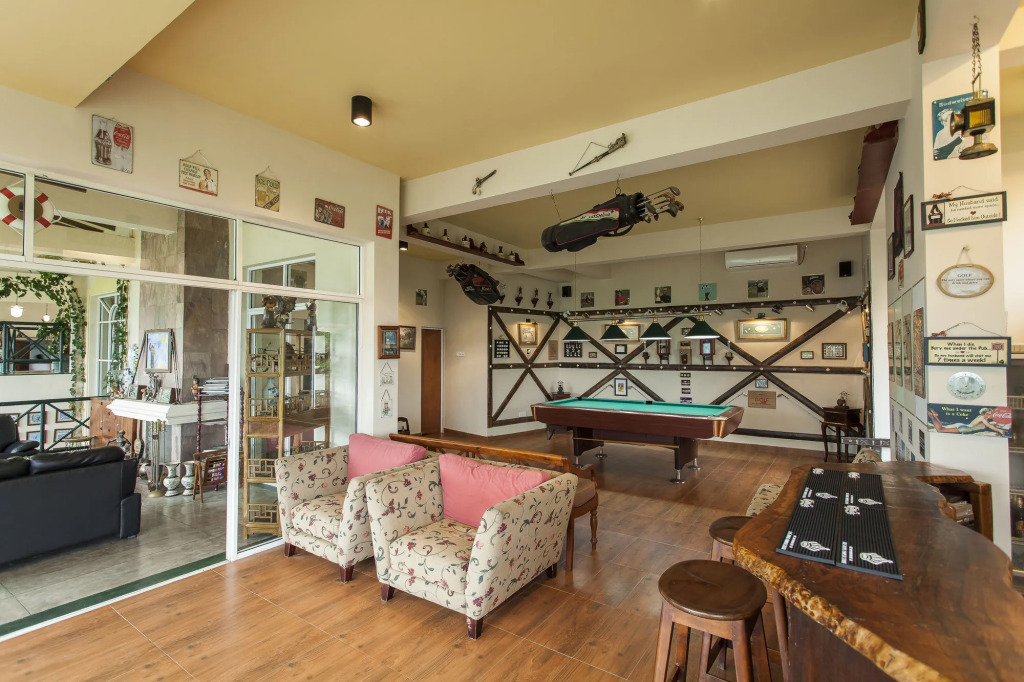 The Albatross, Kandy