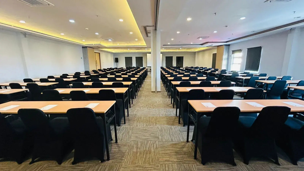Front One Hotel Pasir Koja Bandung