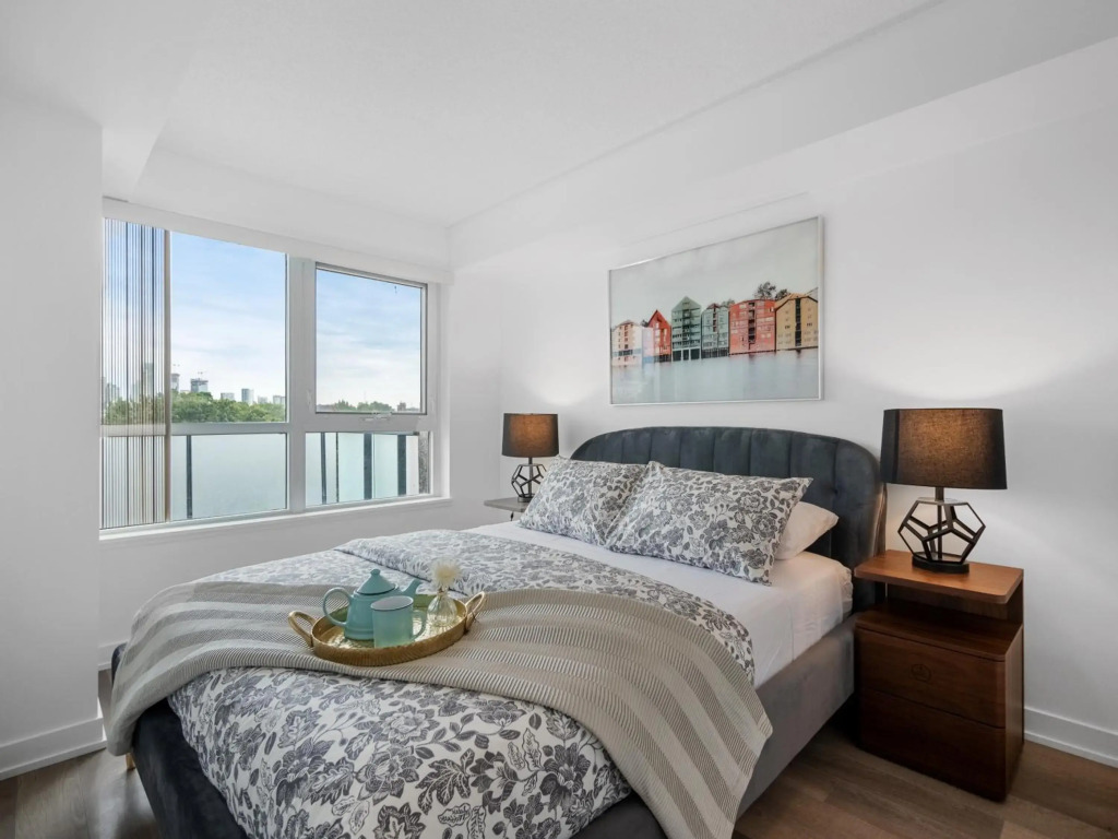 Sleek 1BR + office Condo - CN Tower/Skyline view