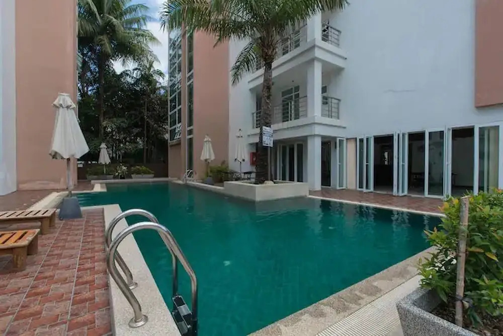 6-17 - 2 Bdr Condo With Balcony and Shared Pool