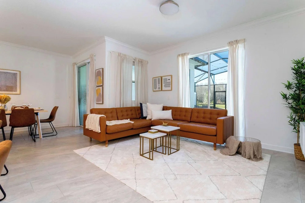 Stylish & Fun Retreat, Pool, Themed Rooms