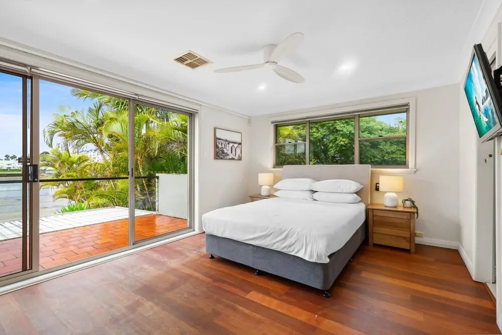 Modern 3-bed With Pool & Water Views by Beach