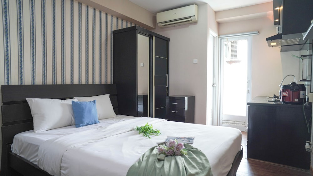 Studio Near Baywalk Mall At Apartment Green Bay Pluit