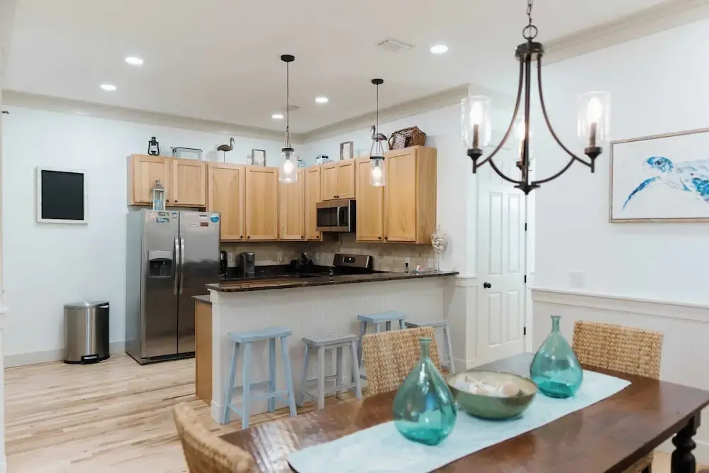 5 Mins to Beach, Shared Pool, Covered Deck, Bikes Heron Cottage by Avantstay