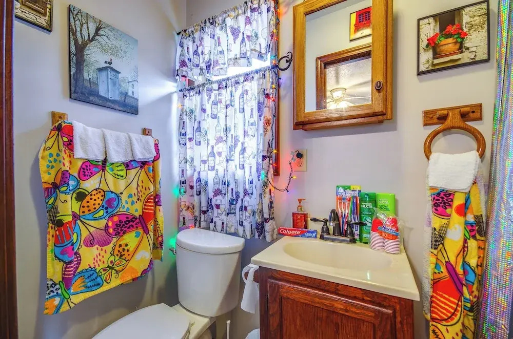 Walk to Dtwn: New Orleans-themed Lebanon Cottage