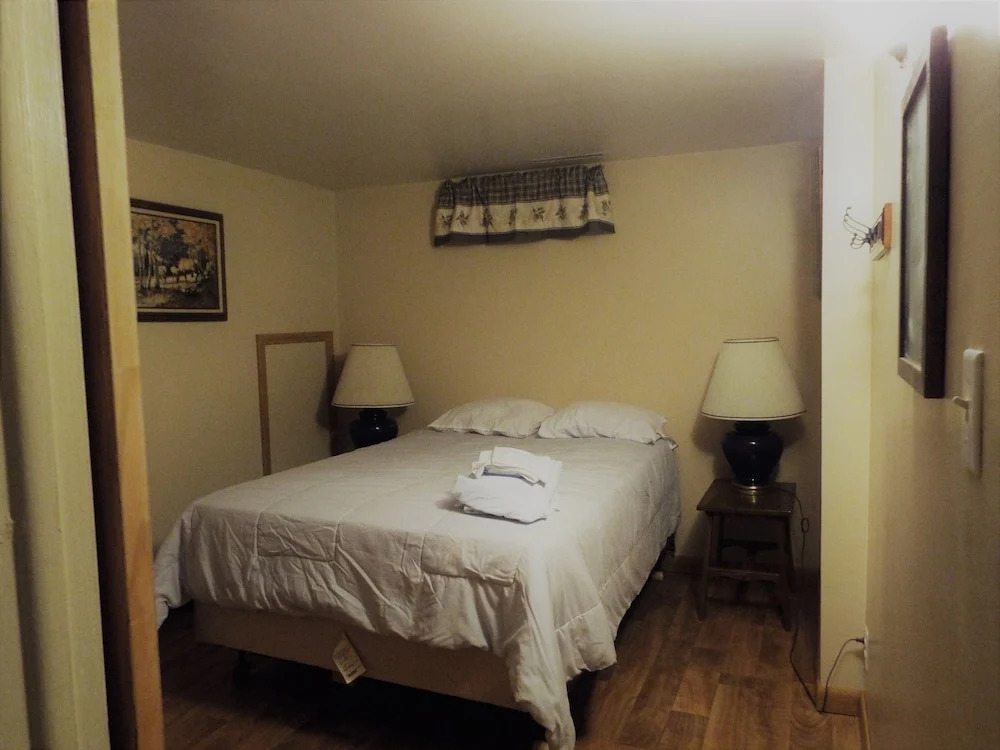 Crooked Lake Resort Cabin 6  (Hilltop Hidaway) Holiday home 3 BestStay