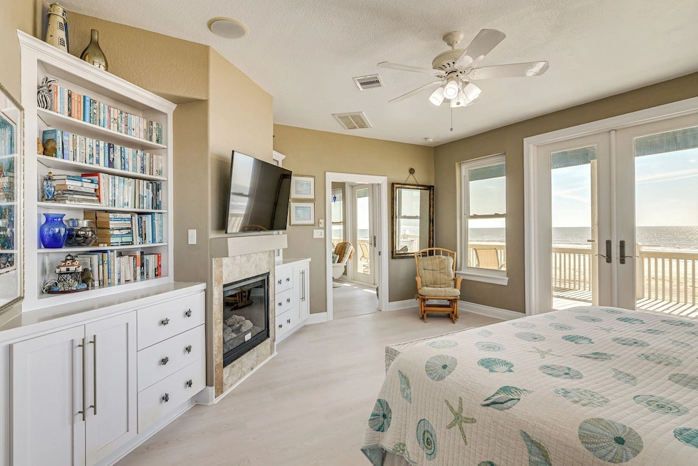 Steps to Sand: Spacious Crystal Beach Home w/ View