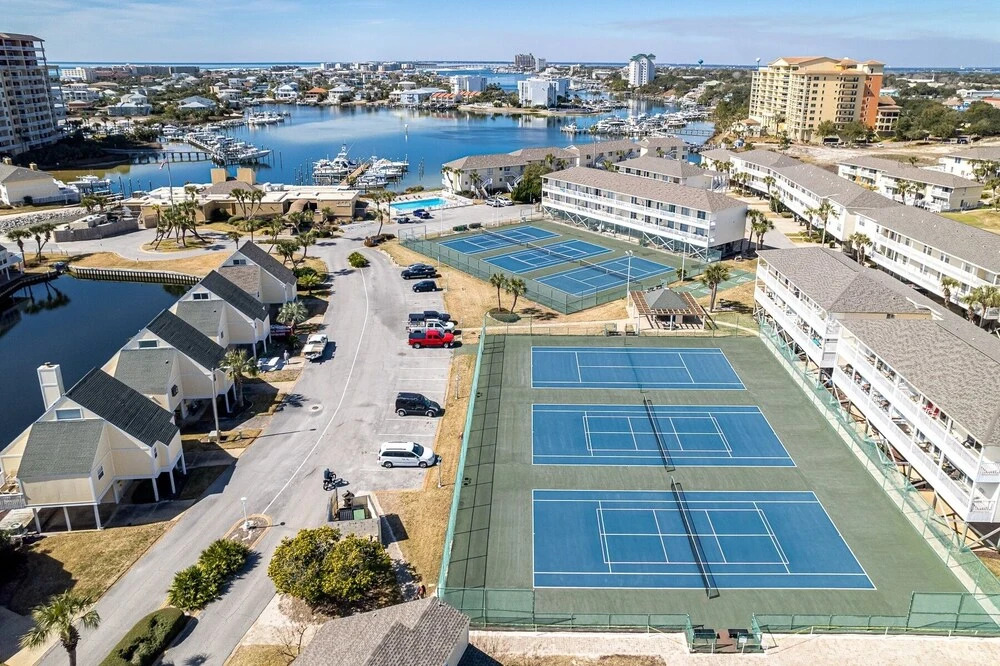 Studio With A Queen Size Bed, Twin Bed And Sofa Sleeper - Sleeps 5 0 Bedroom Condo by RedAwning