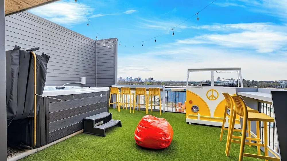 That 70s Show by Avantstay Skyline Views + Rooftop Hot Tub + Bumper Pool Mins to Broadway + Nissan Stadium + Germantown