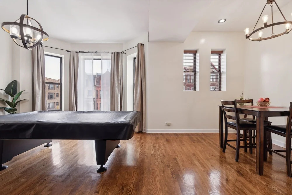 Spacious 4BR Condo Pool Table Near McCormick
