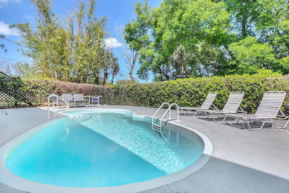 Group-Friendly Tarpon Springs Duplex by RedAwning
