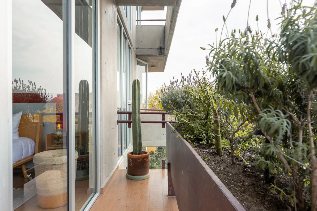 Artsy, Hi-Tech Condo in the Heart of Roma