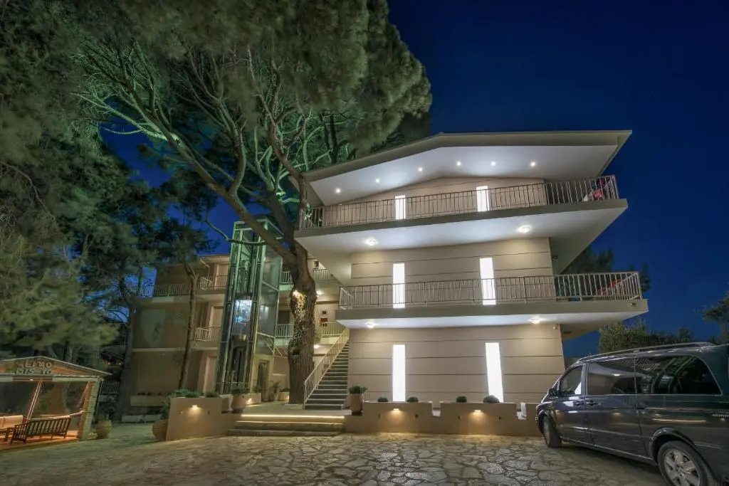 Koukounaria Hotel & Suites