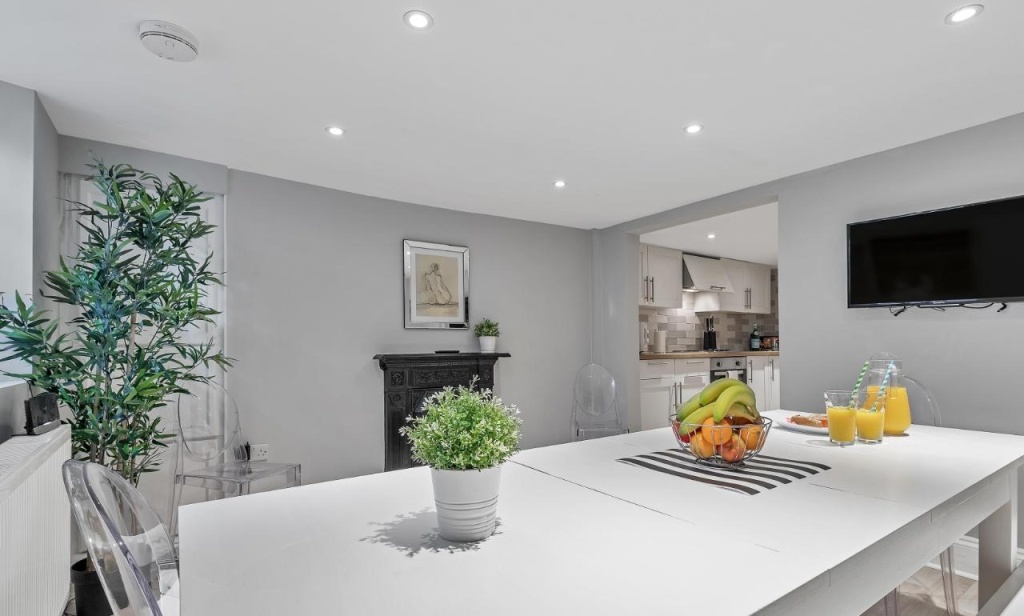 Central Pier Place | Large Group House | 20 metres from the Pier and beach