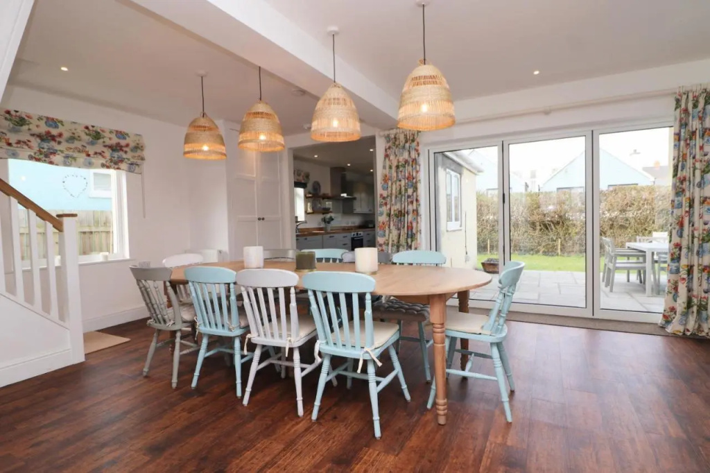 Spacious & modern beach house, 100m to beach