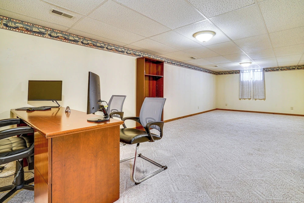 12 Mi to St Paul: Pet-friendly Home w/ Backyard