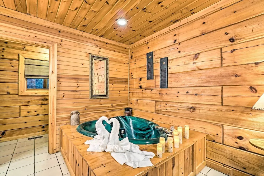 Smokies Cabin w/ Hot Tub! Group Adventure Base