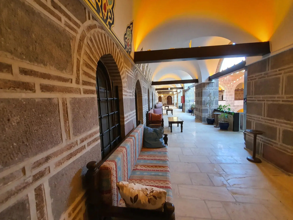 Cesme Kanuni Kervansaray Historical Hotel