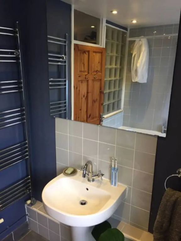 Spacious North London Flat With Balcony